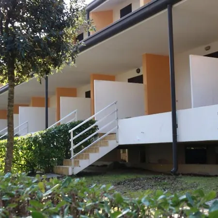 Modern Flat Near The With Pool Apartman Bibione