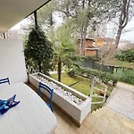 Διαμέρισμα Modern Flat Near The With Pool *